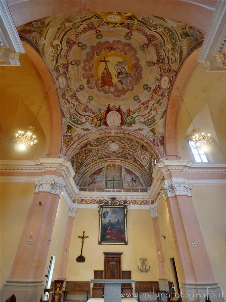 Benna (Biella, Italy) - Presbytery and crossing of the Church of St. John Evangelist